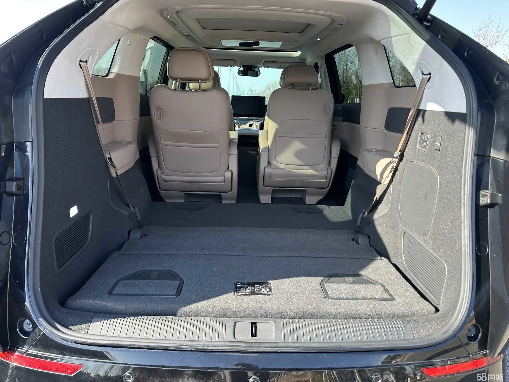 Xpeng X9 2025 car image #13