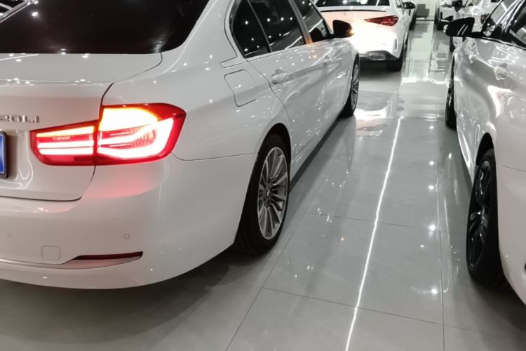BMW 3 Series 2019 car image #8