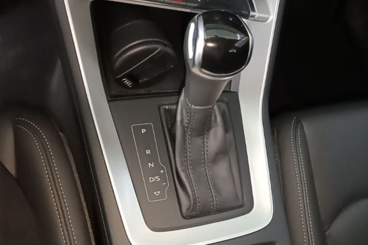 Audi Q3 2020 car image #18