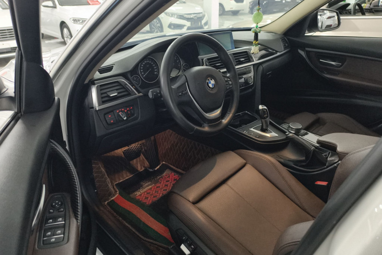 BMW 3 Series 2018 car image #10