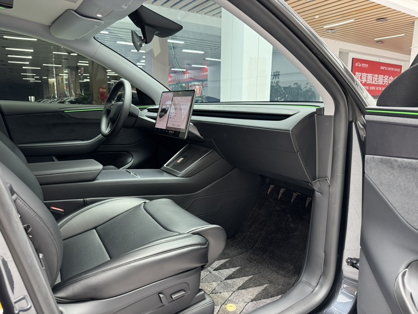 Tesla Model Y 2025 car image #19