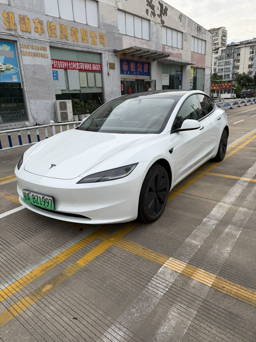 Tesla Model 3 2025 car image #3