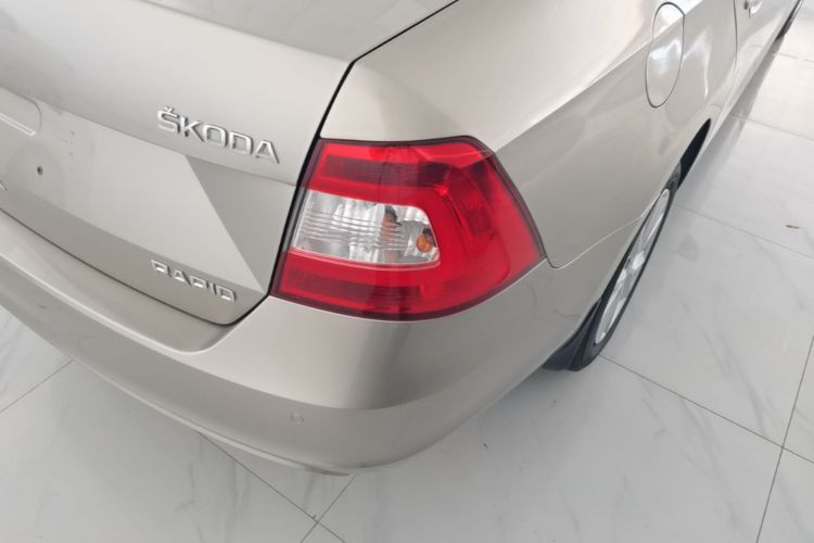 Skoda Rapid 2016 car image #8