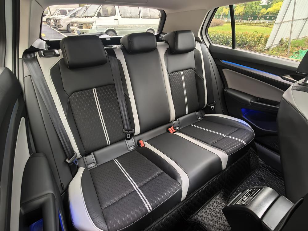 Volkswagen Golf 2025 car image #21