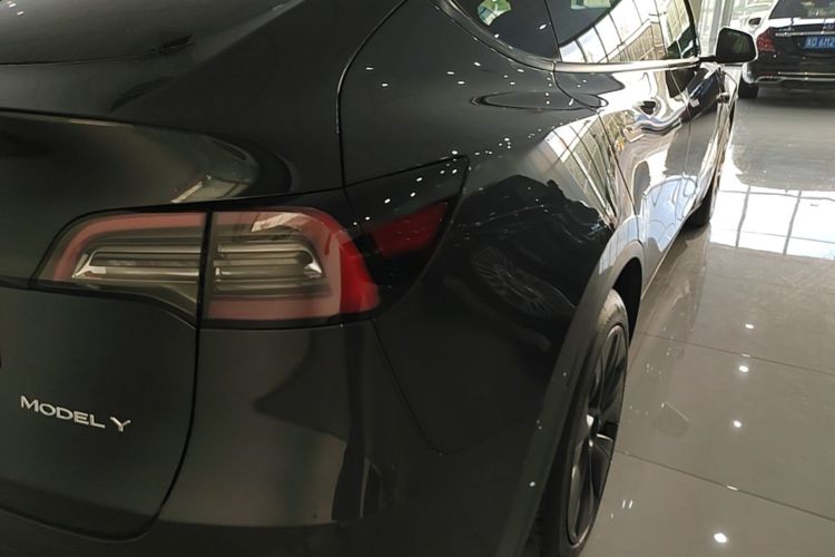 Tesla Model Y 2025 car image #8