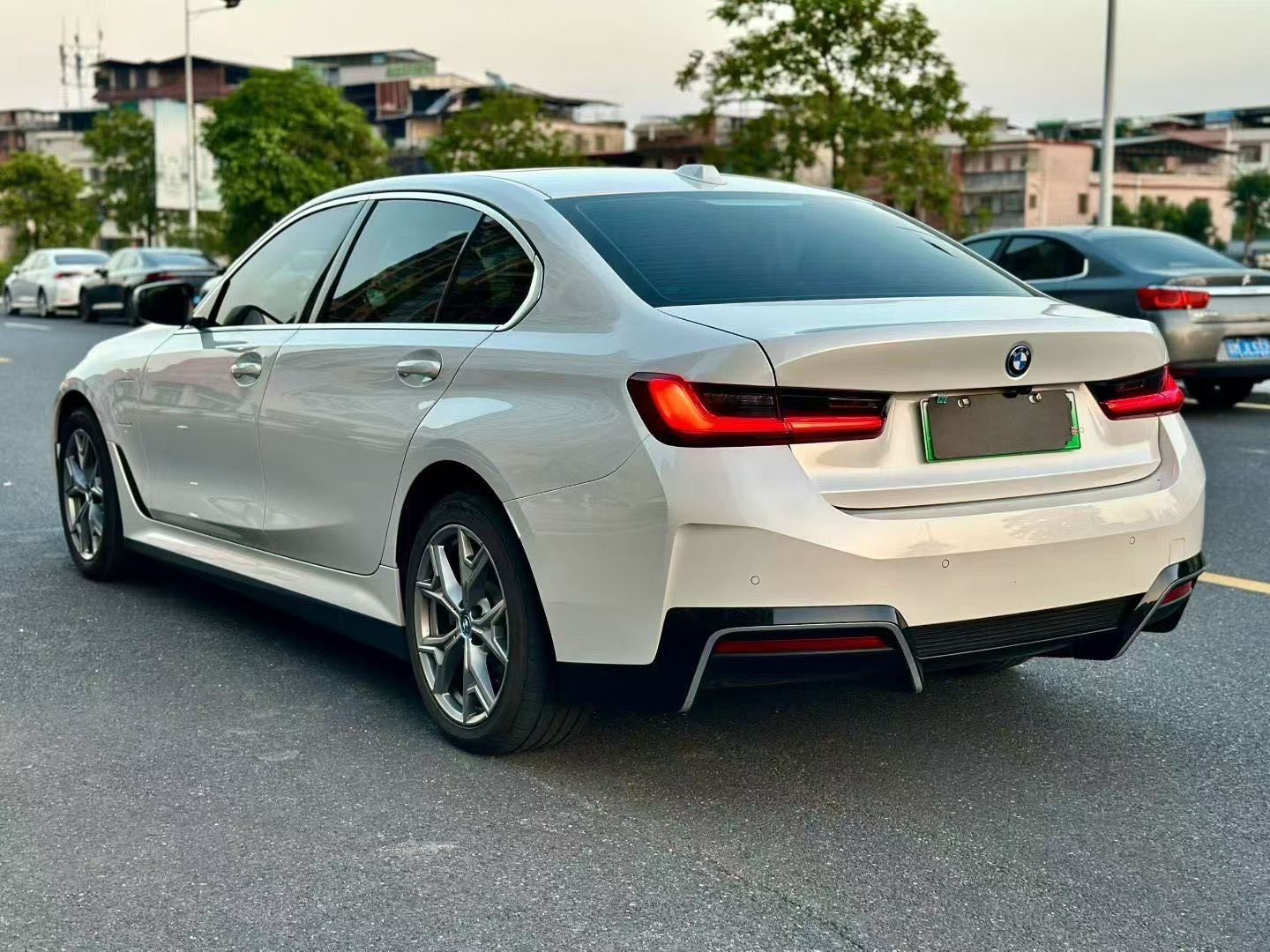 BMW i3 2024 car image #9