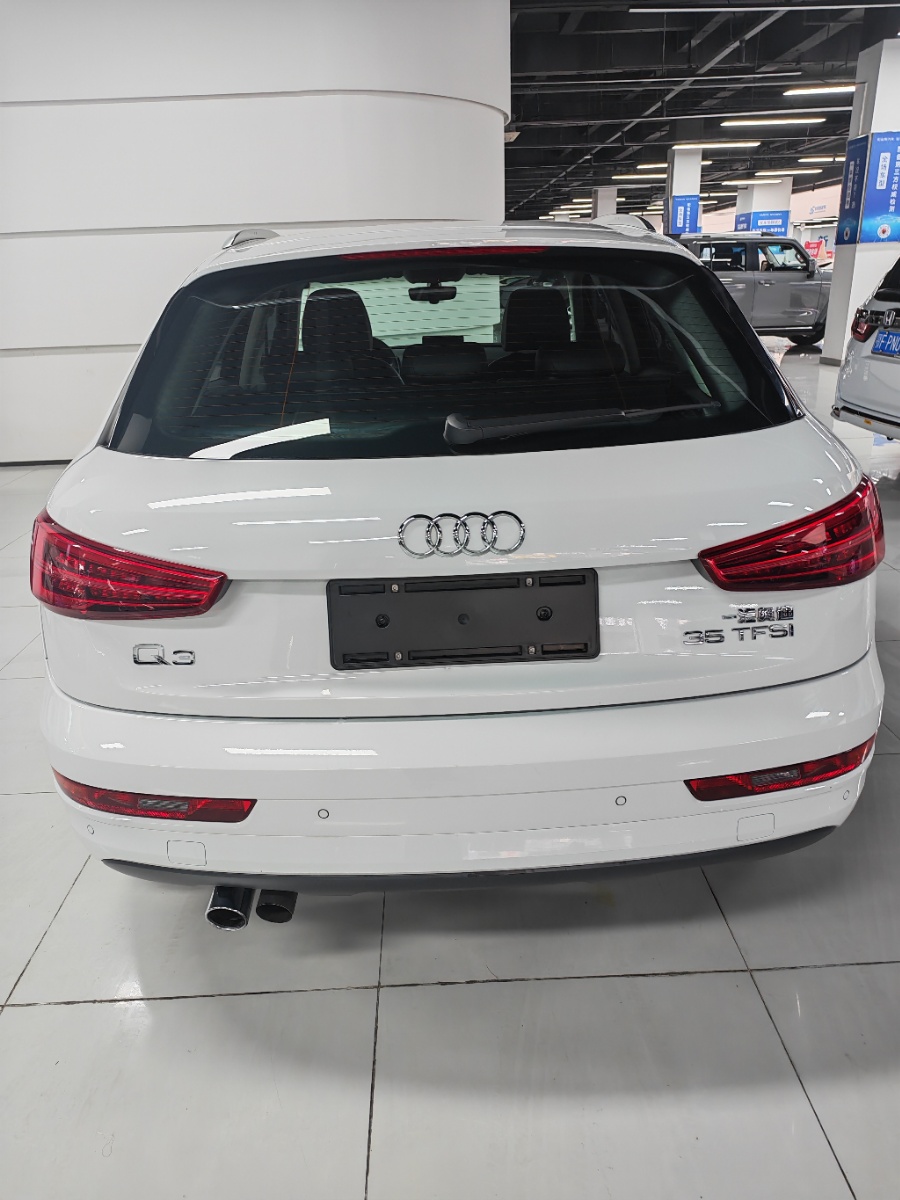 Audi Q3 2018 car image #6