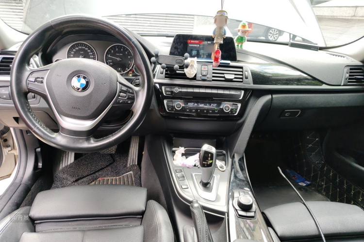BMW 3 Series 2018 car image #11