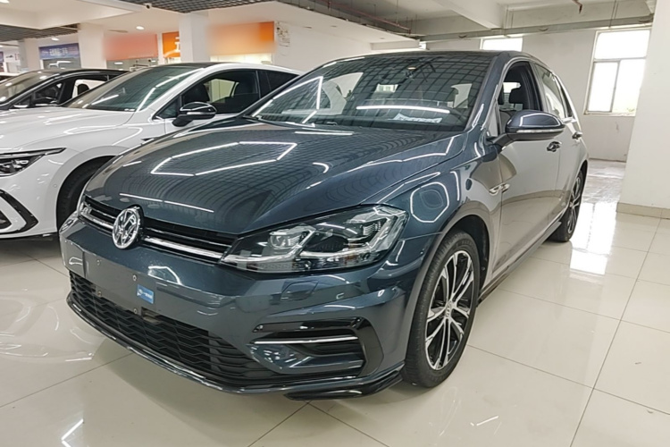 Volkswagen Golf 2020 car image #2
