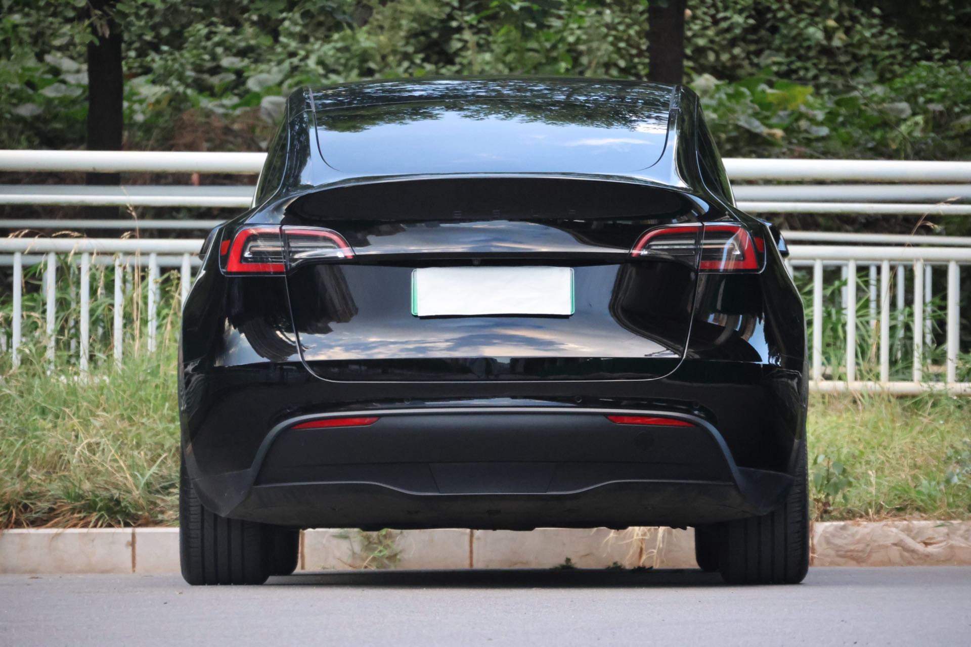 Tesla Model Y 2023 #5 Tesla Model Y 2023 car image #5
