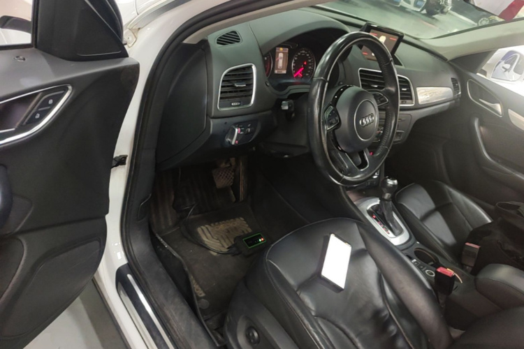 Audi Q3 2015 car image #16