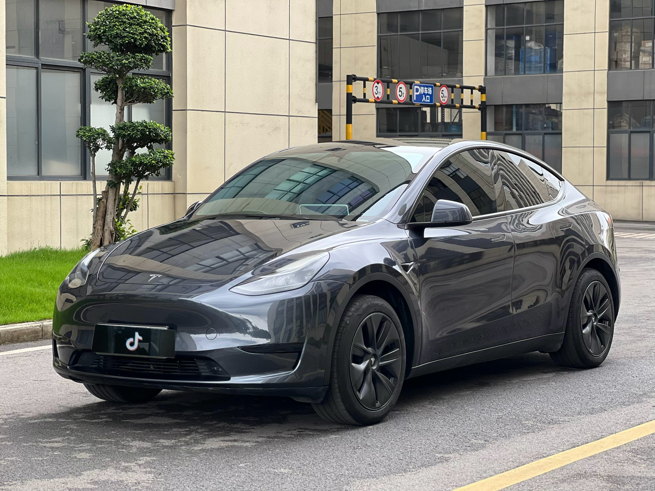 Tesla Model Y 2024 #2 Tesla Model Y 2024 car image #2