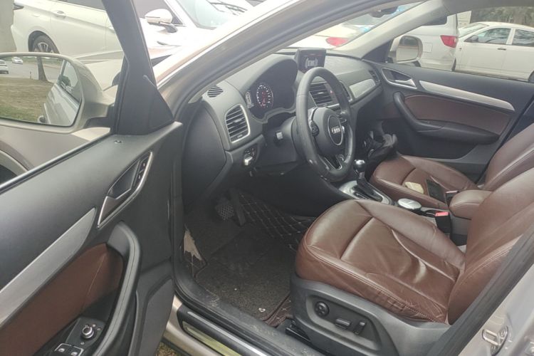 Audi Q3 2015 car image #16