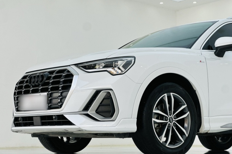 Audi Q3 2022 car image #7