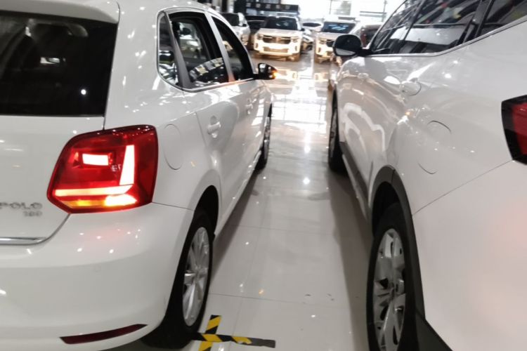 Volkswagen Polo 2015 car image #8