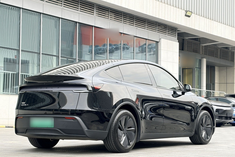Tesla Model Y 2025 #7 Tesla Model Y 2025 car image #7