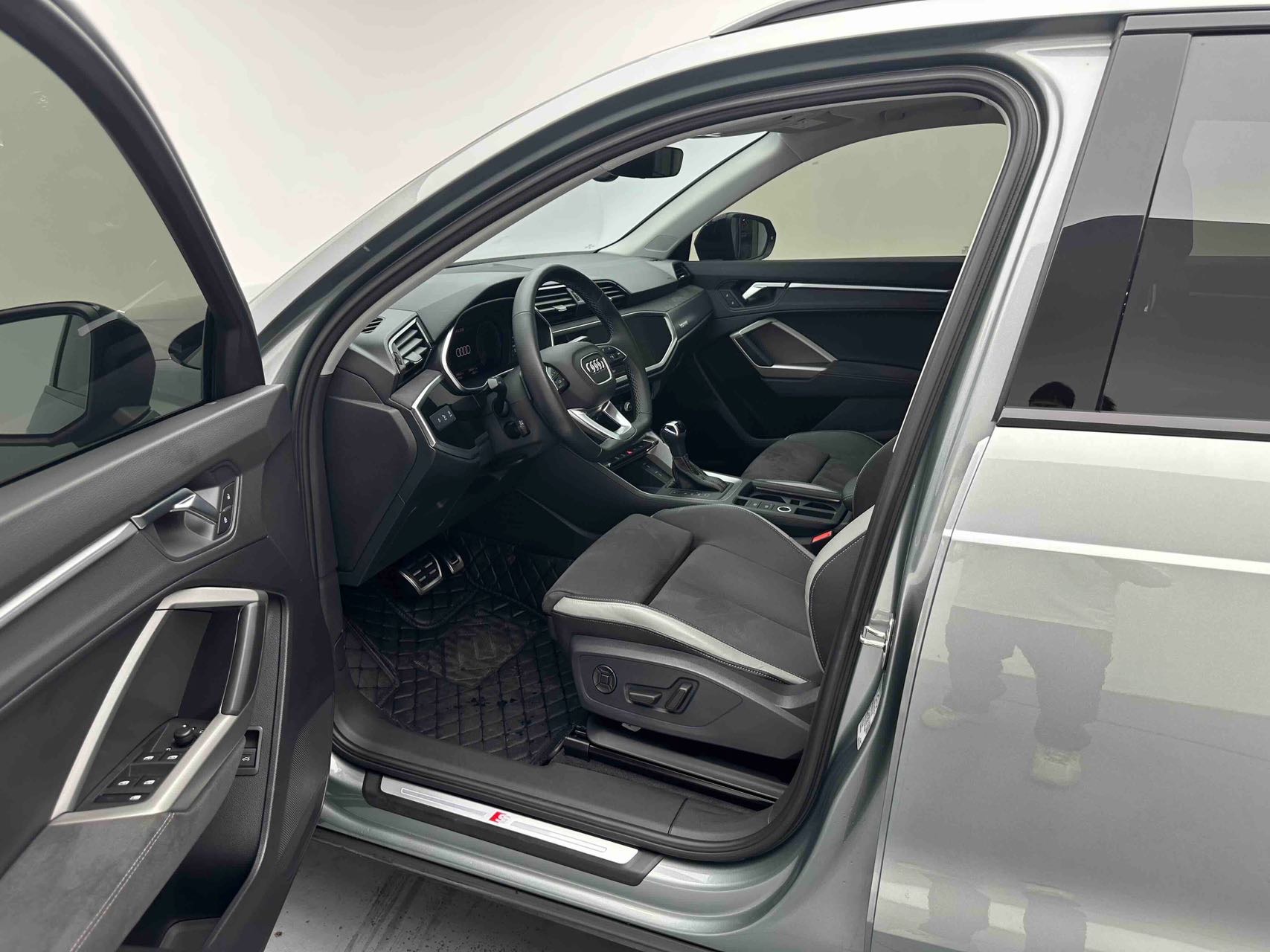 Audi Q3 2023 car image #5