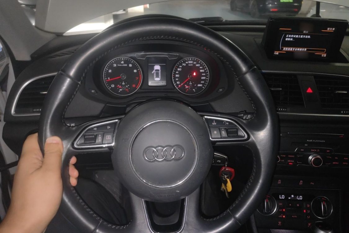 Audi Q3 2018 car image #24