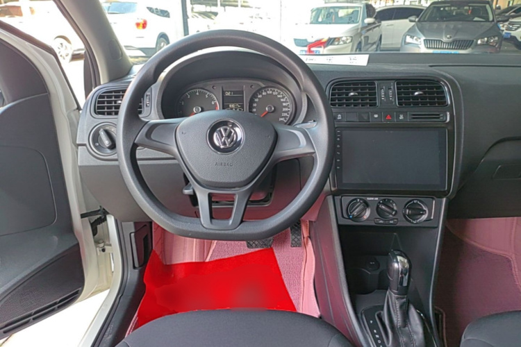 Volkswagen Polo 2018 car image #11