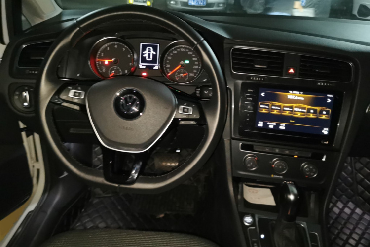 Volkswagen Golf 2020 car image #7