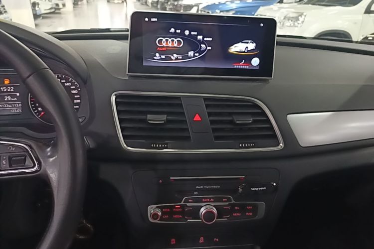 Audi Q3 2016 car image #13