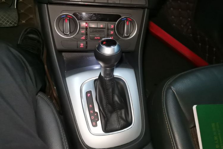 Audi Q3 2019 car image #14