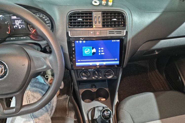 Volkswagen Polo 2016 car image #13