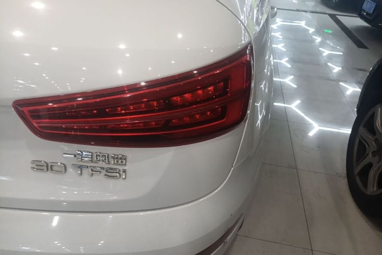Audi Q3 2018 car image #8
