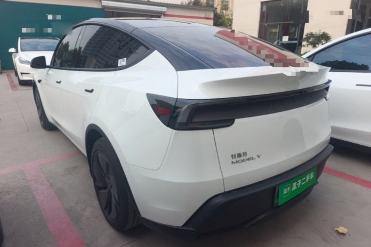 Tesla Model Y 2025 car image #5