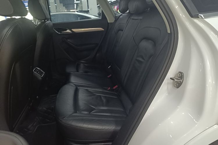 Audi Q3 2016 car image #17