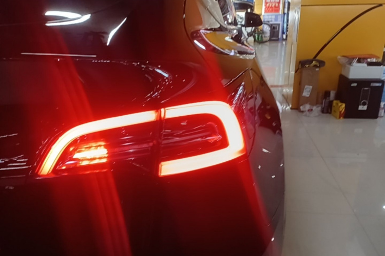 Tesla Model Y 2022 car image #8