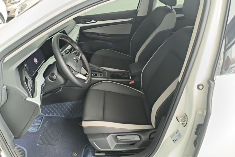 Volkswagen Golf 2023 car image #19