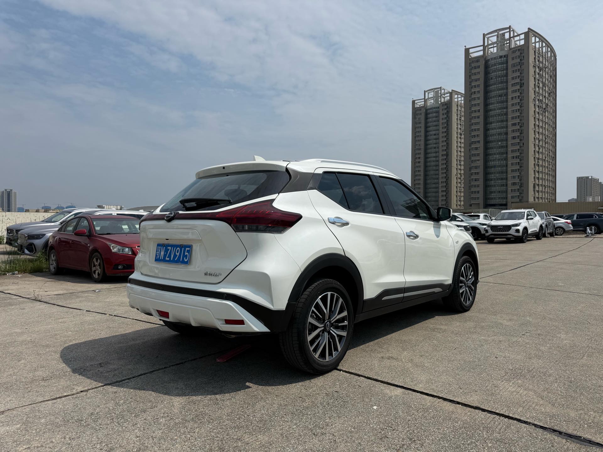 Nissan Kicks 2023 car image #7