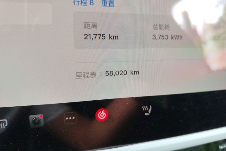 Tesla Model Y 2024 #8 Tesla Model Y 2024 car image #8