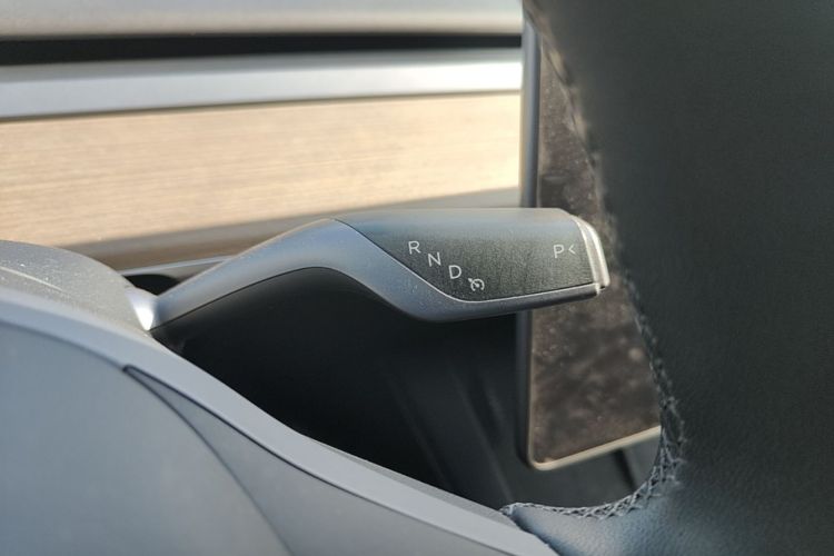 Tesla Model Y 2023 car image #18