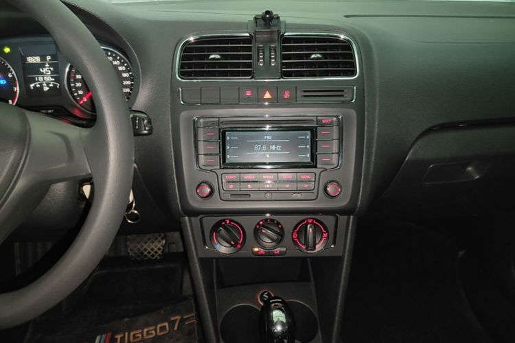 Volkswagen Polo 2015 car image #13