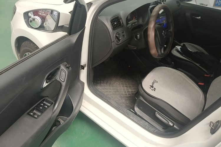 Volkswagen Polo 2018 car image #16