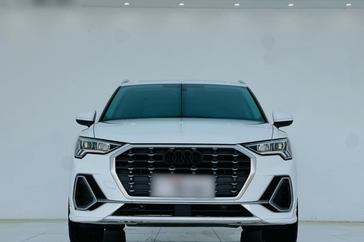 Audi Q3 2022 car image #3