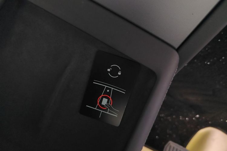 Tesla Model 3 2026 immagine di auto #14