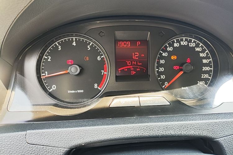 Volkswagen Santana 2015 car image #13