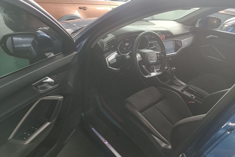 Audi Q3 2020 car image #16
