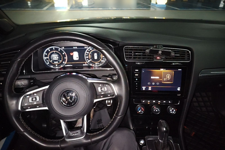 Volkswagen Golf 2020 car image #10