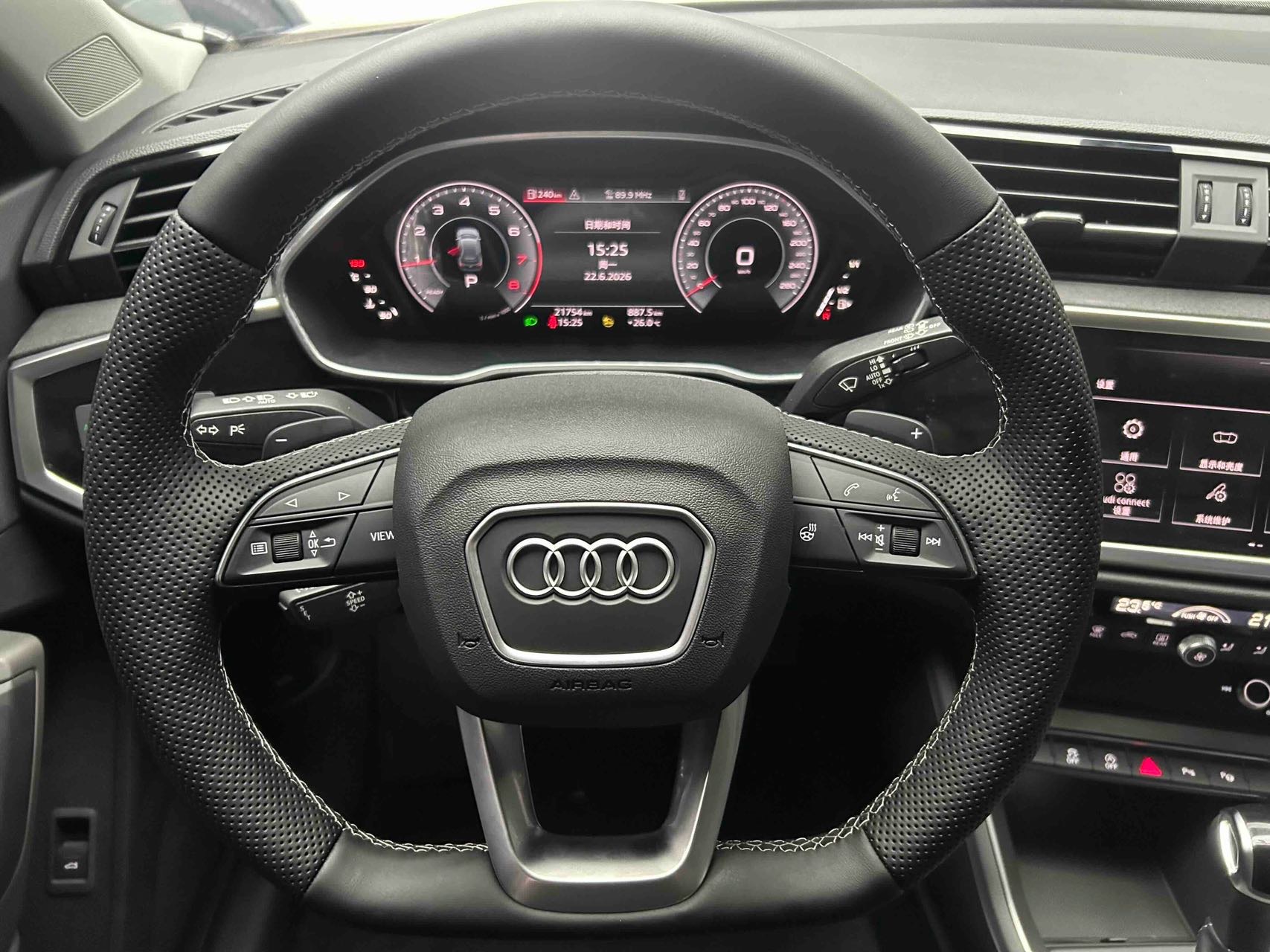 Audi Q3 2022 car image #3