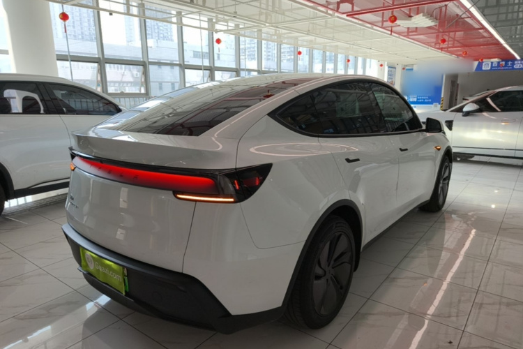 Tesla Model Y 2025 #7 Tesla Model Y 2025 car image #7