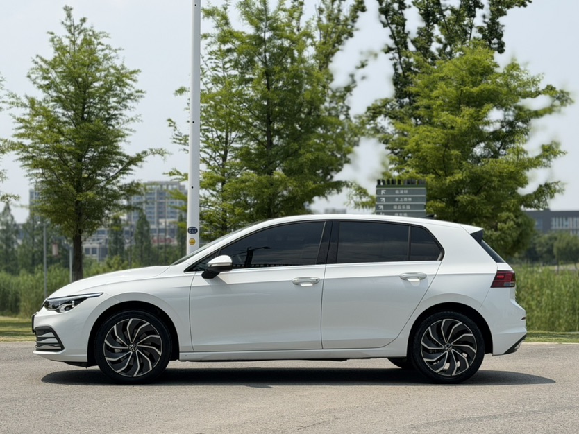 Volkswagen Golf 2021 car image #3