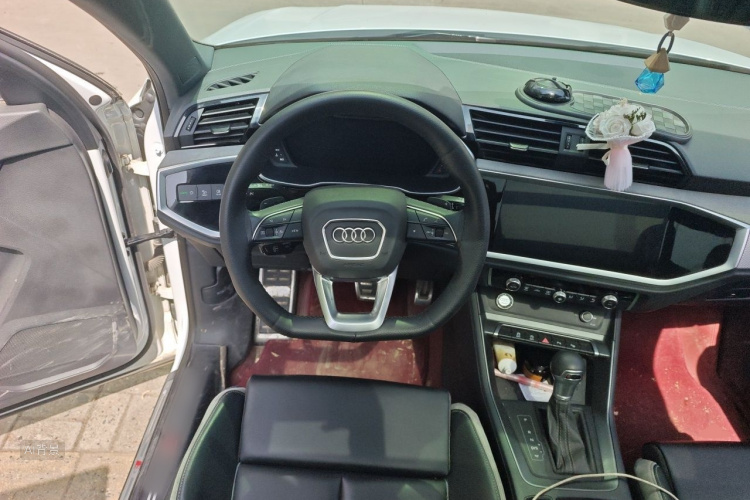 Audi Q3 2024 car image #12