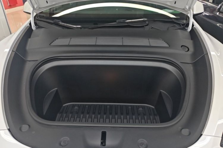 Tesla Model Y 2024 car image #20