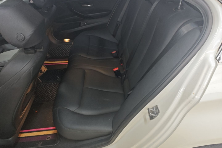 BMW 3 Series 2018 immagine di auto #17