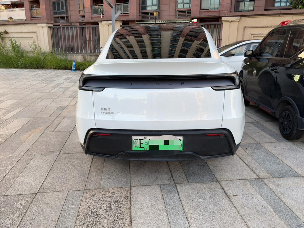 Tesla Model Y 2026 car image #5