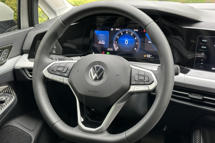 Volkswagen Golf 2025 car image #13